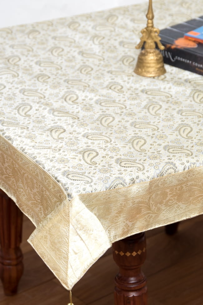 〔約105cm×105cm〕インドの金糸入りテーブルカバー -ペイズリー×ホワイトの写真1枚目です。インドのゴージャスな世界観が表現されたテーブルカバーです。テーブルクロス,テーブルカバー,テーブルランナー,テーブルコーディネート,布,ゴージャス,