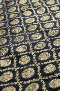 〔約105cm×105cm〕インドの金糸入りテーブルカバー -ブラック×サークル - サブ2