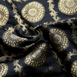 〔約105cm×105cm〕インドの金糸入りテーブルカバー -ブラック×サークル - サブ3