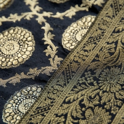 〔約105cm×105cm〕インドの金糸入りテーブルカバー -ブラック×サークル - サブ4