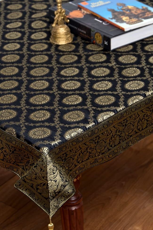 〔約105cm×105cm〕インドの金糸入りテーブルカバー -ブラック×サークルの写真1枚目です。インドのゴージャスな世界観が表現されたテーブルカバーです。テーブルクロス,テーブルカバー,テーブルランナー,テーブルコーディネート,布,ゴージャス,