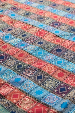 〔約105cm×105cm〕インドの金糸入りテーブルカバー -ブルー×マルチカラー - サブ2