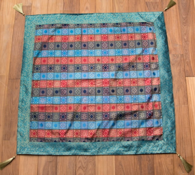 〔約105cm×105cm〕インドの金糸入りテーブルカバー -ブルー×マルチカラー 6 - 全体写真です。