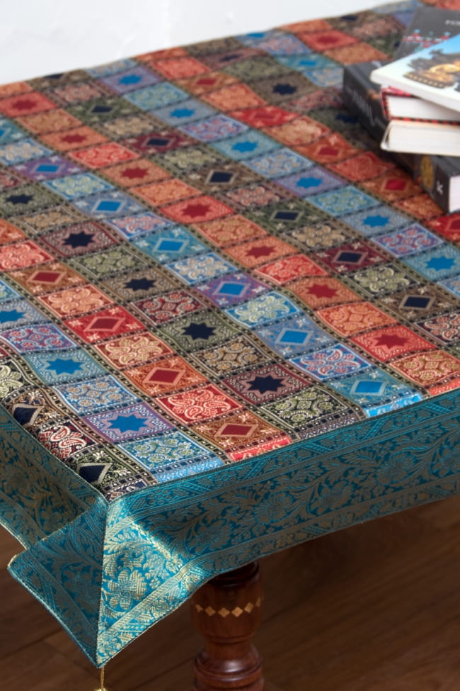 〔約105cm×105cm〕インドの金糸入りテーブルカバー -ブルー×マルチカラーの写真1枚目です。インドのゴージャスな世界観が表現されたテーブルカバーです。テーブルクロス,テーブルカバー,テーブルランナー,テーブルコーディネート,布,ゴージャス,
