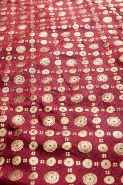 〔約105cm×105cm〕インドの金糸入りテーブルカバー -レッド×サークル - サブ2