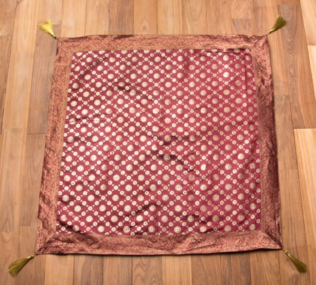 〔約105cm×105cm〕インドの金糸入りテーブルカバー -レッド×サークル 6 - 全体写真です。