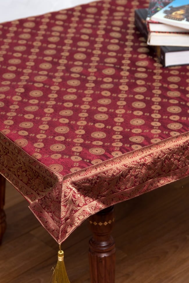 〔約105cm×105cm〕インドの金糸入りテーブルカバー -レッド×サークルの写真1枚目です。インドのゴージャスな世界観が表現されたテーブルカバーです。テーブルクロス,テーブルカバー,テーブルランナー,テーブルコーディネート,布,ゴージャス,