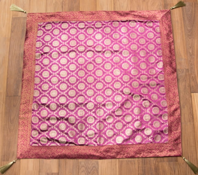 〔約105cm×105cm〕インドの金糸入りテーブルカバー -ピンク×サークル 6 - 全体写真です。