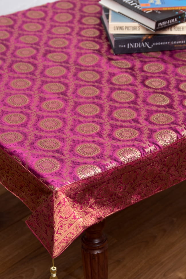 〔約105cm×105cm〕インドの金糸入りテーブルカバー -ピンク×サークルの写真1枚目です。インドのゴージャスな世界観が表現されたテーブルカバーです。テーブルクロス,テーブルカバー,テーブルランナー,テーブルコーディネート,布,ゴージャス,