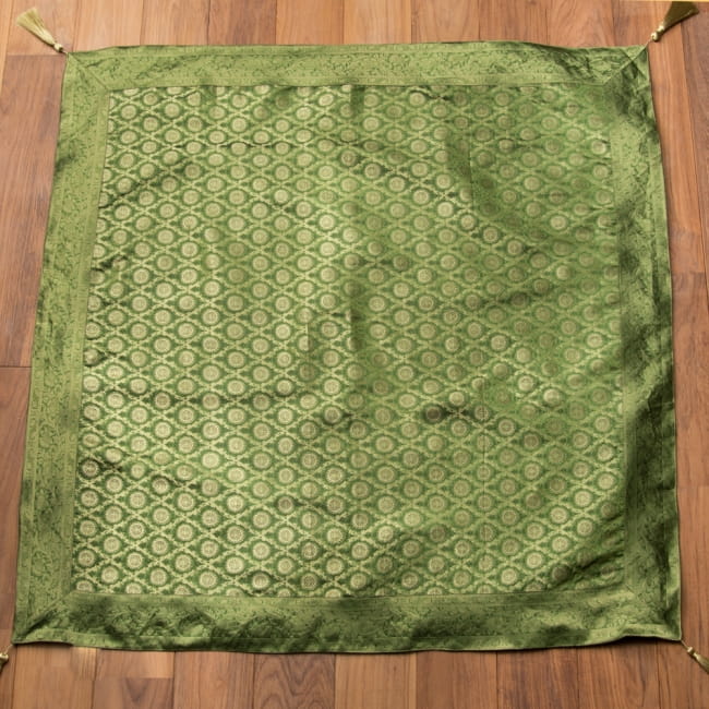 〔約105cm×105cm〕インドの金糸入りテーブルカバー -グリーン×サークル 6 - 全体写真です。