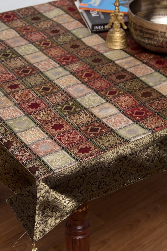 〔約105cm×105cm〕インドの金糸入りテーブルカバー -ブラウン×マルチカラーの写真1枚目です。インドのゴージャスな世界観が表現されたテーブルカバーです。テーブルクロス,テーブルカバー,テーブルランナー,テーブルコーディネート,布,ゴージャス,