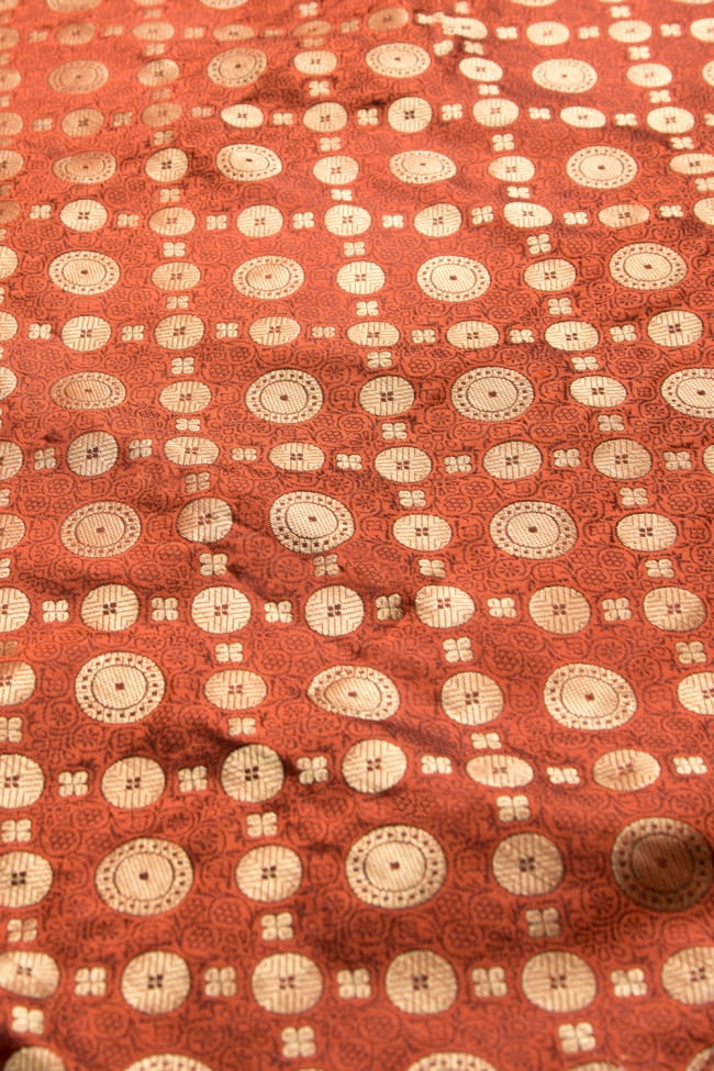 〔約105cm×105cm〕インドの金糸入りテーブルカバー -オレンジ×サークル 2 - 中央部分は豪華かつ重厚なデザインです。