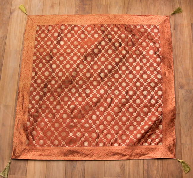 〔約105cm×105cm〕インドの金糸入りテーブルカバー -オレンジ×サークル 6 - 全体写真です。