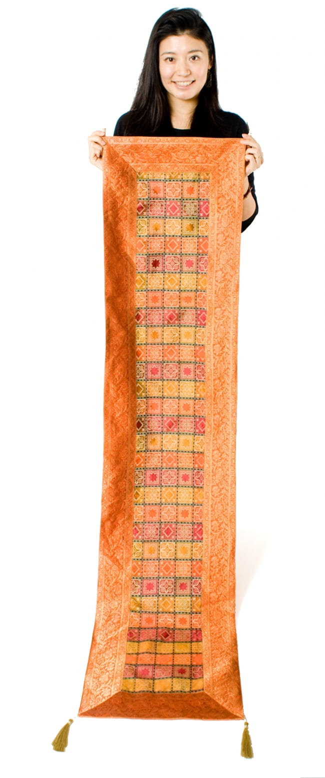 〔約175cm×45cm〕インドの金糸入りテーブルランナー -　 オレンジ×マルチカラー 9 - 実際の大きさがわかるように持ってみました。