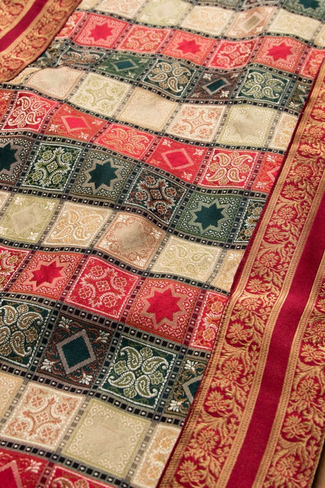 〔約175cm×45cm〕インドの金糸入りテーブルランナー - レッド×マルチカラー 5 - 中心部はこのようなデザインとなっております。