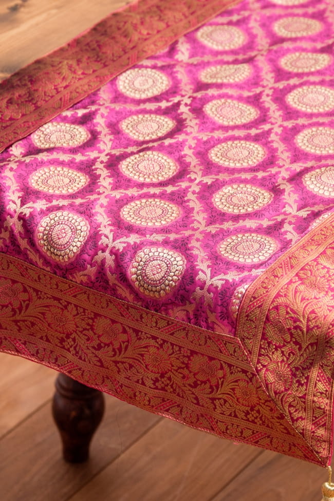 〔約175cm×45cm〕インドの金糸入りテーブルランナー -　ピンク×サークル大 2 - テーブルに垂れ下げても素敵です。