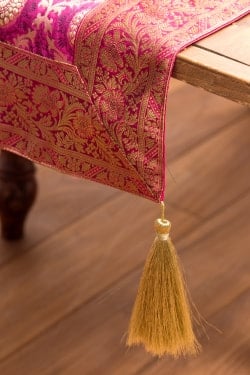 〔約175cm×45cm〕インドの金糸入りテーブルランナー -　ピンク×サークル大 - サブ3