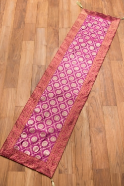〔約175cm×45cm〕インドの金糸入りテーブルランナー -　ピンク×サークル大 - サブ4