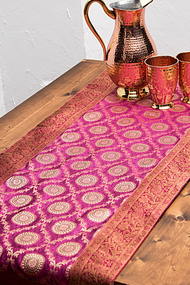 〔約175cm×45cm〕インドの金糸入りテーブルランナー -　ピンク×サークル大の写真1枚目です。インドのゴージャスな世界観が表現されたテーブルカバーです。テーブルクロス,テーブルカバー,テーブルランナー,テーブルコーディネート,テーブルセンター,壁飾り