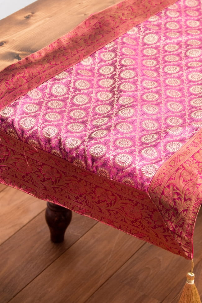 〔約175cm×45cm〕インドの金糸入りテーブルランナー -　ピンク×サークル小 2 - テーブルに垂れ下げても素敵です。