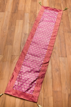 〔約175cm×45cm〕インドの金糸入りテーブルランナー -　ピンク×サークル小 - サブ4