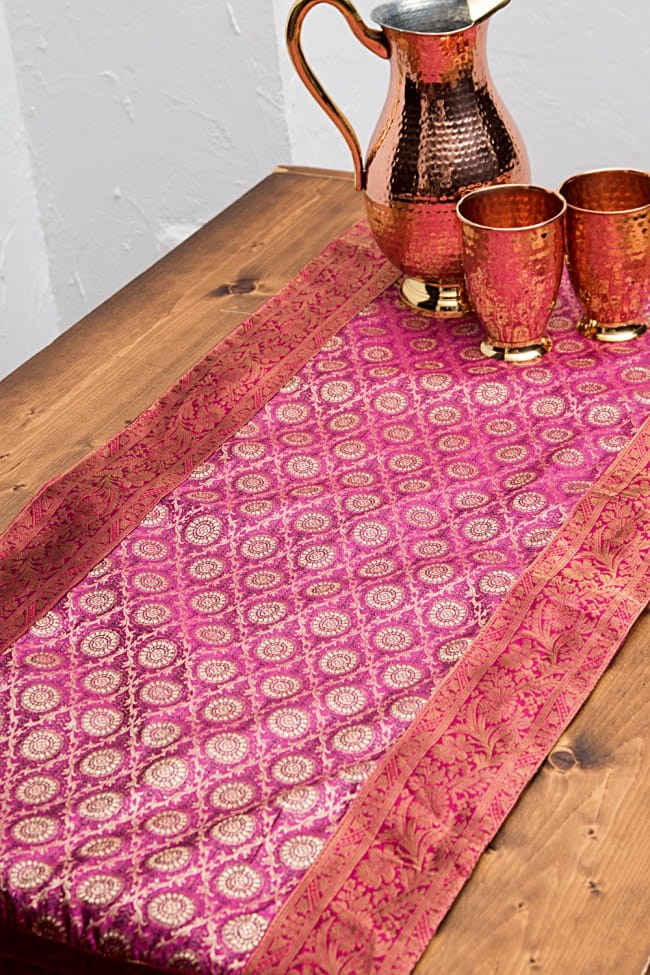 〔約175cm×45cm〕インドの金糸入りテーブルランナー -　ピンク×サークル小の写真1枚目です。インドのゴージャスな世界観が表現されたテーブルカバーです。テーブルクロス,テーブルカバー,テーブルランナー,テーブルコーディネート,テーブルセンター,壁飾り