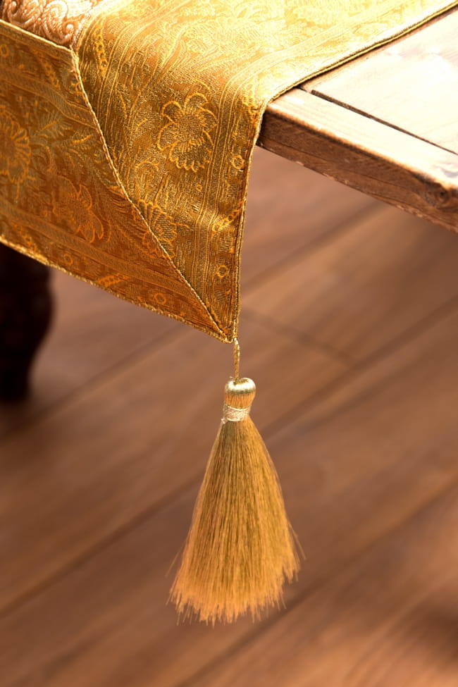 〔約175cm×45cm〕インドの金糸入りテーブルランナー -　ゴールド×マルチカラー 3 - 四隅にはボリュームのあるタッセルがついています。