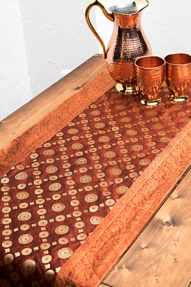 〔約175cm×45cm〕インドの金糸入りテーブルランナー -　オレンジ×サークルの写真1枚目です。インドのゴージャスな世界観が表現されたテーブルカバーです。テーブルクロス,テーブルカバー,テーブルランナー,テーブルコーディネート,テーブルセンター,壁飾り