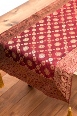 〔約175cm×45cm〕インドの金糸入りテーブルランナー -　レッド×サークル - サブ2