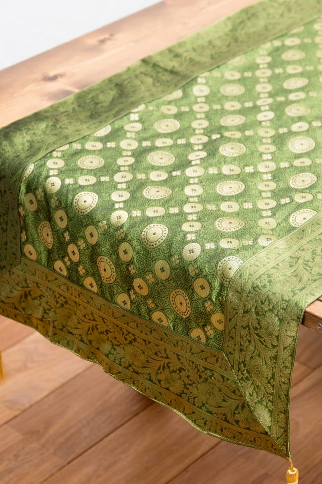 〔約175cm×45cm〕インドの金糸入りテーブルランナー - グリーン×サークル 2 - テーブルに垂れ下げても素敵です。