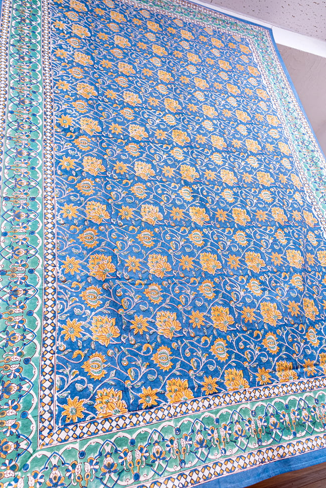 ジャイプル　職人手作り　インド伝統の木版染め更紗マルチクロス〔約220cm×約150cm〕美しい色彩　ボタニカル　テーブルクロス　ベッドカバー　ソファーカバー　パーテーションなどへ 8 - 一般的なマルチクロスとは、一線を画す美しいデザイン。
