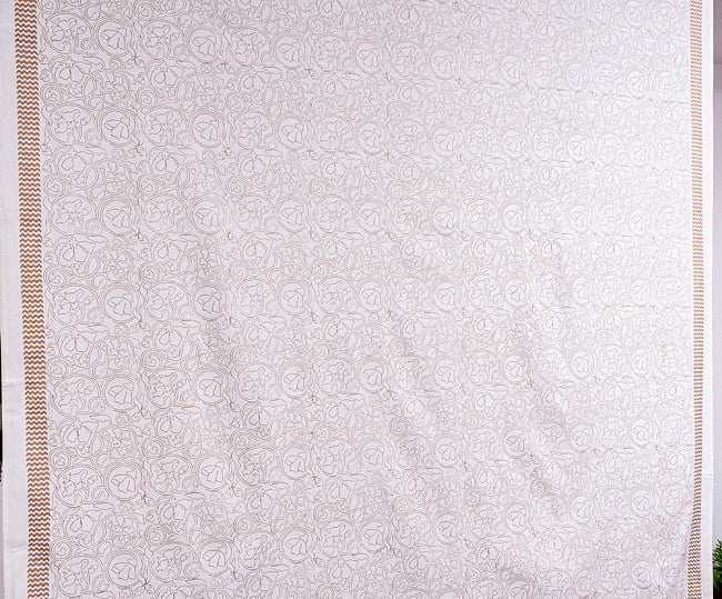 ジャイプル職人手作り　白生地×ゴールドプリントのボタニカルデザイン　インド伝統の木版染め更紗マルチクロス〔225cm×155cm〕ベッドカバーやソファーカバー　パーテーションなどへ 4 - とても良い雰囲気です
