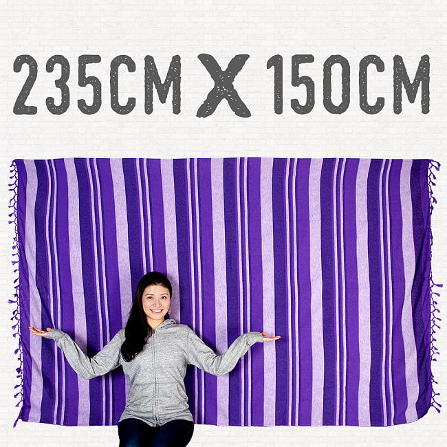 〔235cm×150cm〕カディコットン風マルチクロス - ストライプ柄 グリーン系 7 - 色違いの商品とモデルさんのサイズ比較写真になります。シングルベッドサイズの便利で大きな布です。(以下の写真は同ジャンル品のものになります。)