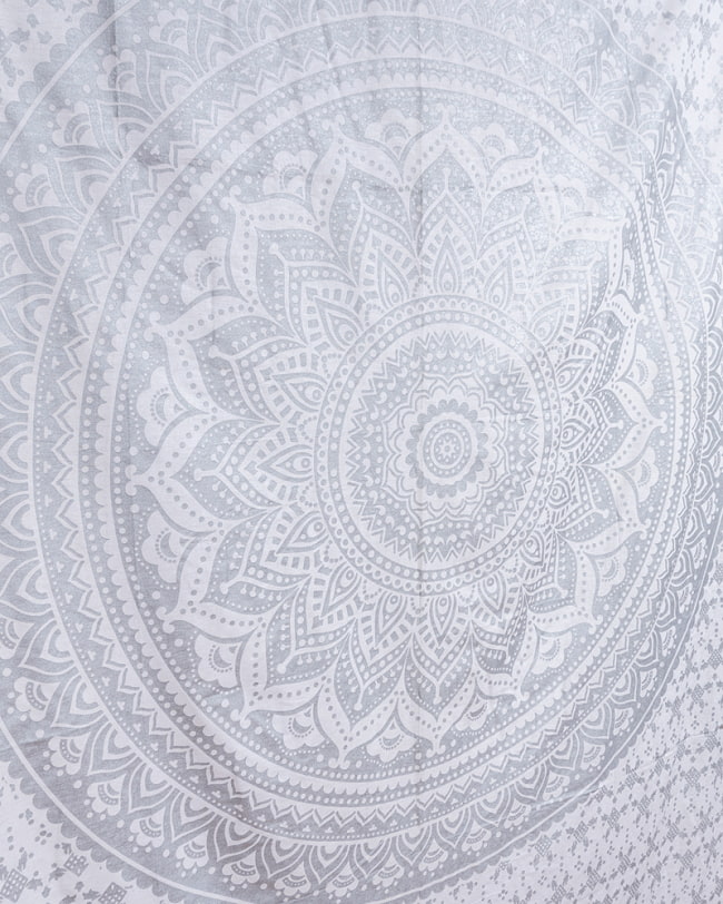 マルチクロス - ホワイト＆シルバーラメマンダラ〔131cm×216〕大きな布 3 - 中心部の写真です