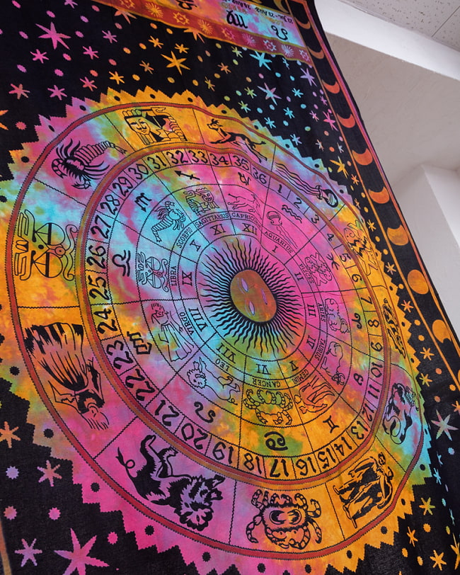 マルチクロス - 西洋占星術 ホロスコープ タイダイと夜空〔125cm×210〕大きな布 3 - 中心部の写真です