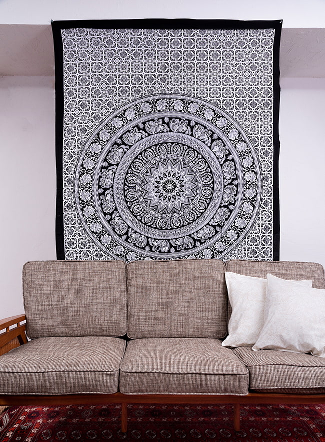 マルチクロス - 円環と象さん　ゴールドラメ〔143cm×212〕大きな布 10 - 類似サイズ品を、ソファーの後ろに壁掛けしてみました。