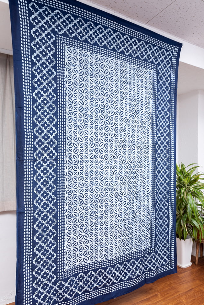 マルチクロス - ろうけつ染め風　伝統模様〔138cm×212〕大きな布 2 - 横からの写真です