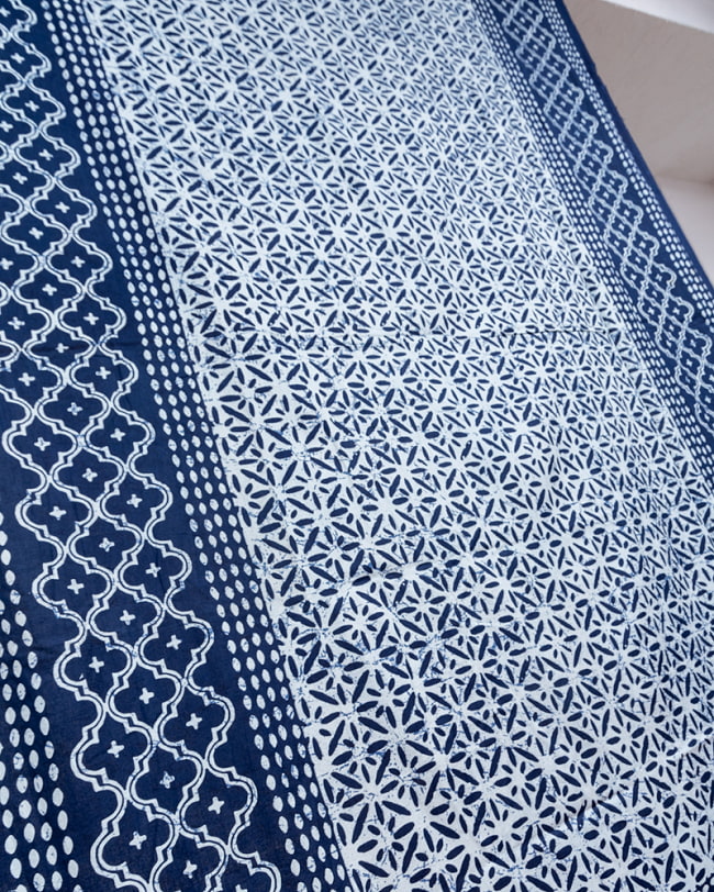 マルチクロス - ろうけつ染め風　伝統模様〔138cm×212〕大きな布 3 - 中心部の写真です