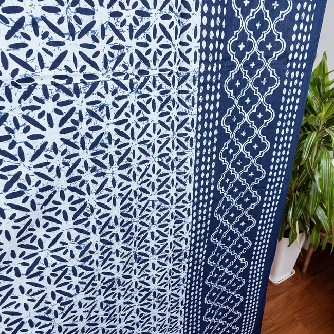 マルチクロス - ろうけつ染め風 伝統模様〔138cm×212〕大きな布 8 - 斜めからの写真です
