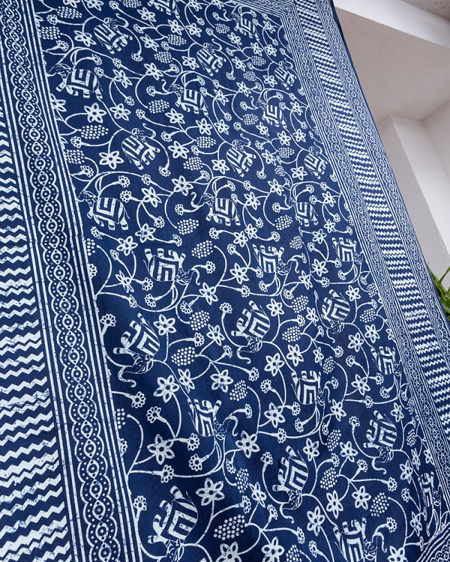 マルチクロス - ろうけつ染め風　象と更紗模様〔141cm×213〕大きな布 3 - 中心部の写真です