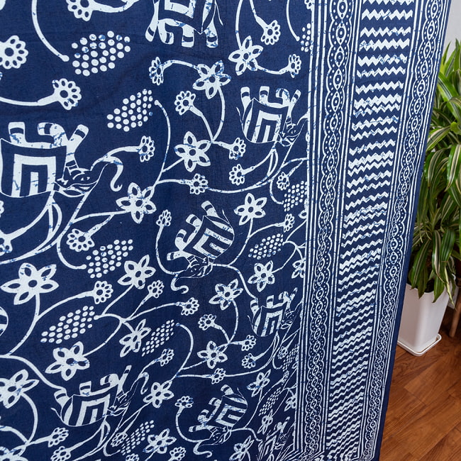 マルチクロス - ろうけつ染め風 象と更紗模様〔141cm×213〕大きな布 8 - 斜めからの写真です