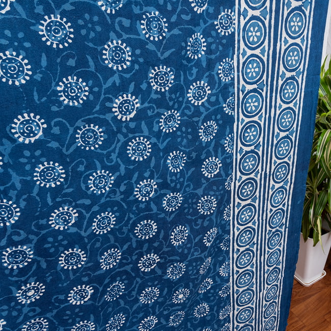マルチクロス - 藍染め　更紗模様〔147cm×225〕大きな布 8 - 斜めからの写真です