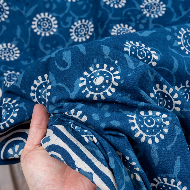 マルチクロス - 藍染め　更紗模様〔147cm×225〕大きな布 9 - 生地の拡大写真です