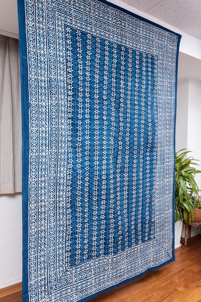 マルチクロス - 藍染め 小花模様〔147cm×220〕大きな布 2 - 横からの写真です