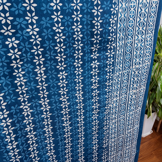 マルチクロス - 藍染め　小花模様〔147cm×220〕大きな布 8 - 斜めからの写真です