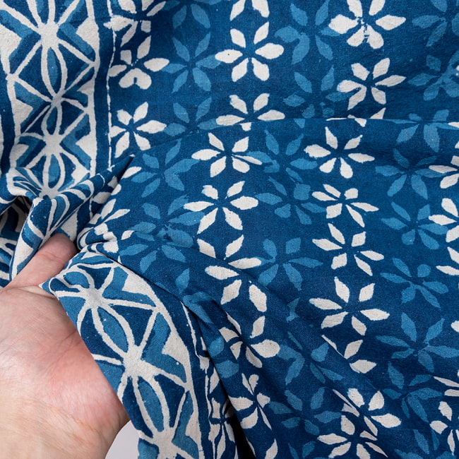 マルチクロス - 藍染め　小花模様〔147cm×220〕大きな布 9 - 生地の拡大写真です