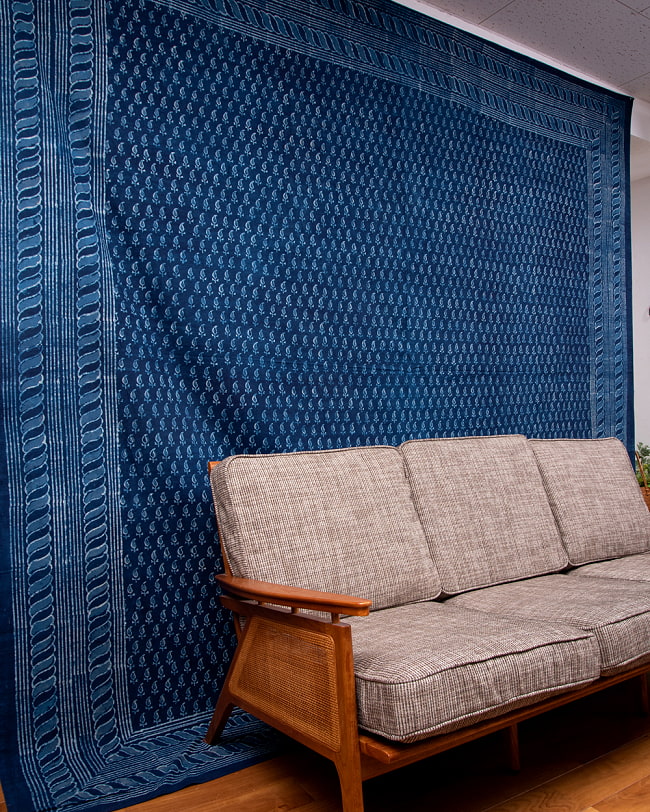 〔各模様あり〕特大藍染めマルチクロス　泥染め〔270cm×275〕大きな布 10 - 類似サイズ品を、ソファーの後ろに壁掛けしてみました。