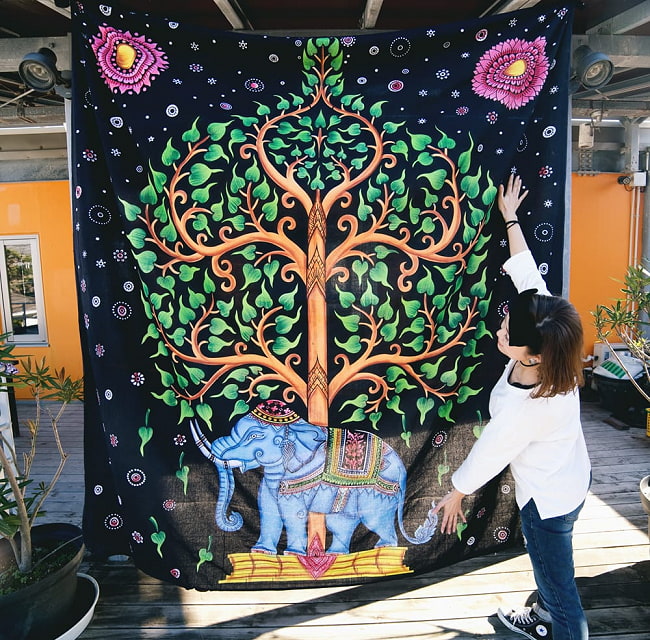 〔各模様あり〕特大木版染めのマルチクロス ウッドブロック〔215cm×252〕大きな布 12 - 類似サイズ品と、モデルさんとの比較写真です。