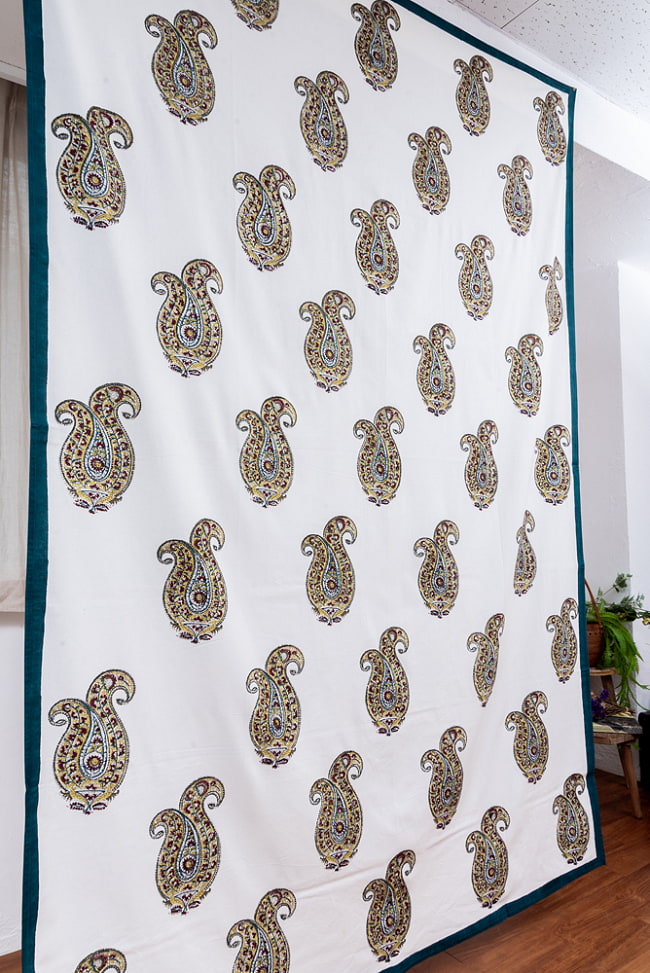 ジャイプル　職人手作り　インド伝統の木版染め更紗マルチクロス〔約227cm×約155cm〕美しい色彩　ボタニカル　テーブルクロス　ベッドカバー　ソファーカバー　パーテーションなどへ 3 - 側面からの写真です