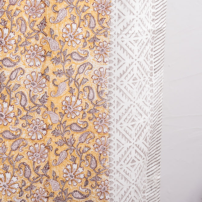 ジャイプル　職人手作り　インド伝統の木版染め更紗マルチクロス〔約224cm×約150cm〕美しい色彩　ボタニカル　テーブルクロス　ベッドカバー　ソファーカバー　パーテーションなどへ 5 - 昔ながらの、ウッドブロック染め独自の質感です。